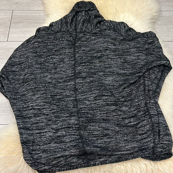 Ardene Gray/Black Cowl Neck Overlapping Stretchy Gym Long-Sleeve in Size Xs-S - Picture 5 of 5
